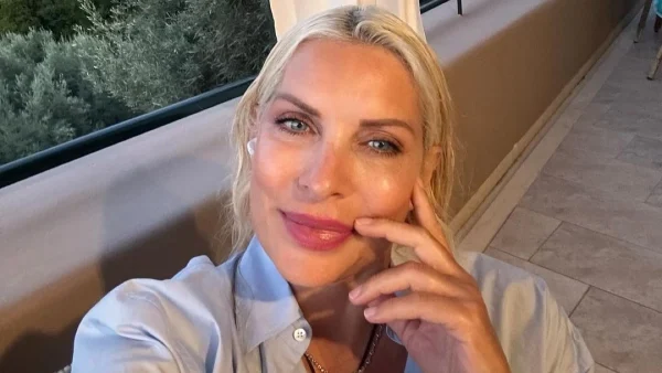 Ελένη Μενεγάκη: Χαμογελαστή και ανανεωμένη στέλνει τις ευχές της για τον Δεκαπενταύγουστο