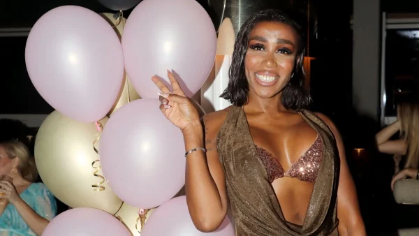 Ελίζαμπεθ Ελέτσι: «Έκλεισα τα 41 αλλά ευτυχώς μένω ίδια κάνοντας τα ενέσιμά μου» - Το φωτογραφικό άλμπουμ των γενεθλίων της