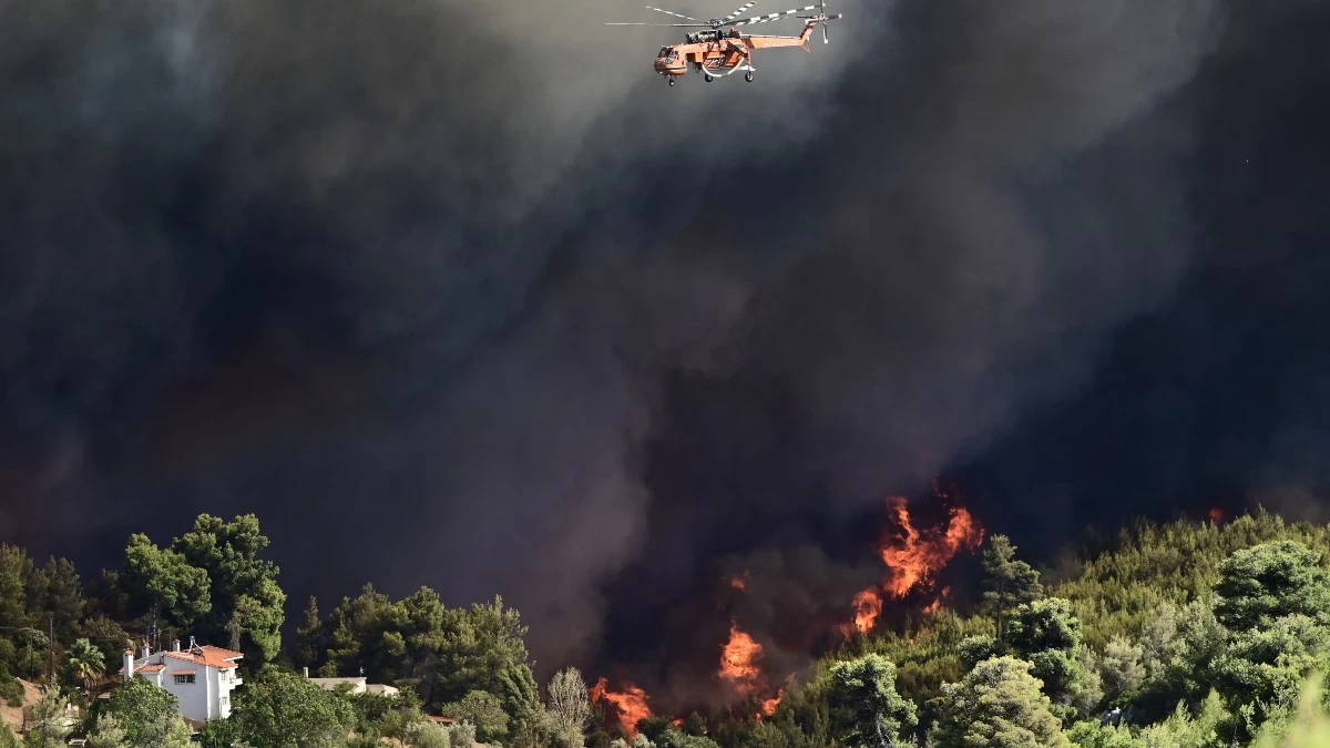 Μεγάλη φωτιά στον Βαρνάβα: Καπνός με στάχτη καλύπτει τον ουρανό της Αττικής - Αναφορές για καμένα σπίτια