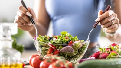 Σταμάτα να τρως σαλάτα το βράδυ εάν θέλεις να χάσεις βάρος - Με τι να την αντικαταστήσεις