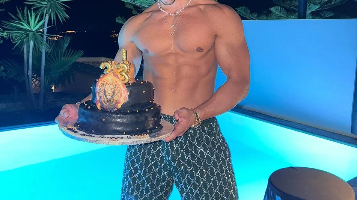 Γενέθλια για πρώην παίκτη του Survivor με κοιλιακούς-σταυρόλεξο: Η διώροφη τούρτα και οι ευχές