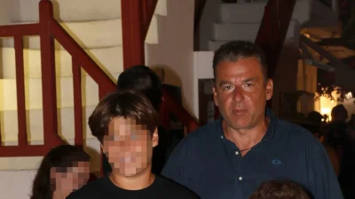 Απίστευτο σκηνικό στη Μύκονο: Φανερά ενοχλημένος ο Γιώργος Λιάγκας - Η Μαριά Αντωνά έφυγε μόνη της προς άλλη κατεύθυνση