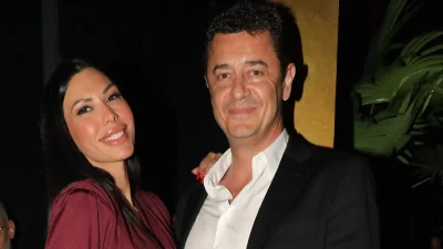 Αντώνης Σρόιτερ: Ευτυχισμένες στιγμές για τον δημοσιογράφο – Στην αγκαλιά της συζύγου του