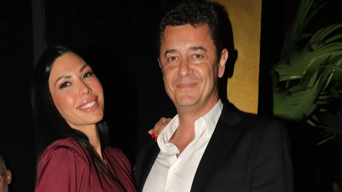 Αντώνης Σρόιτερ: Ευτυχισμένες στιγμές για τον δημοσιογράφο – Στην αγκαλιά της συζύγου του