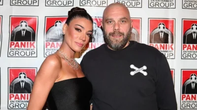 Ήβη Αδάμου - Μιχάλης Κουινέλης: Ρομαντικές διακοπές στην Σαντορίνη - Η φωτογραφία αγκαλιά με θέα την Καλντέρα