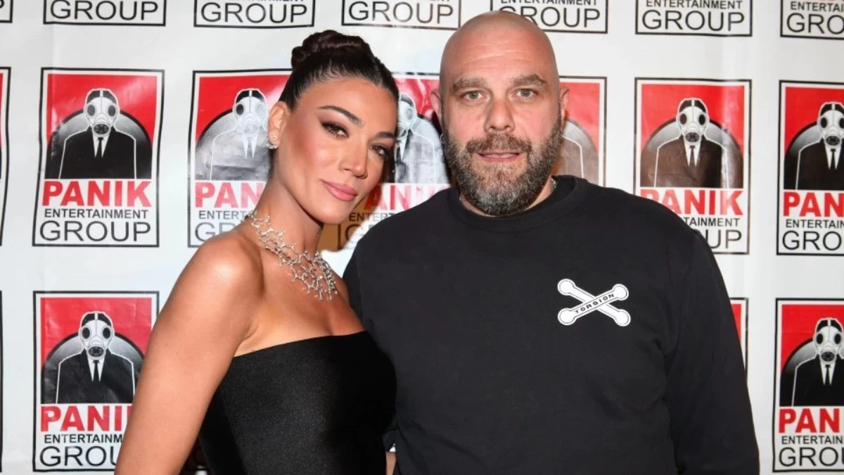 Ήβη Αδάμου - Μιχάλης Κουινέλης: Ρομαντικές διακοπές στην Σαντορίνη - Η φωτογραφία αγκαλιά με θέα την Καλντέρα