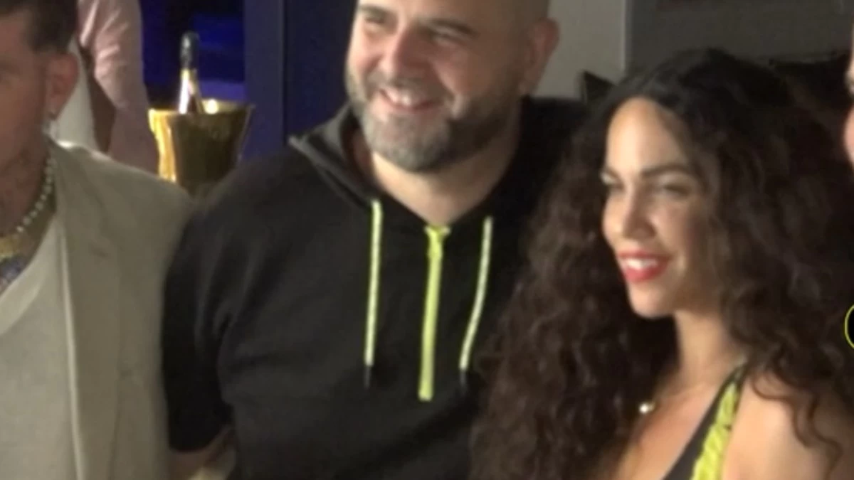 Κατερίνα Στικούδη: Έκανε χαμό στα σοκάκια της Μυκόνου - Όλοι κοιτούσαν τα πόδια της (Βίντεο)