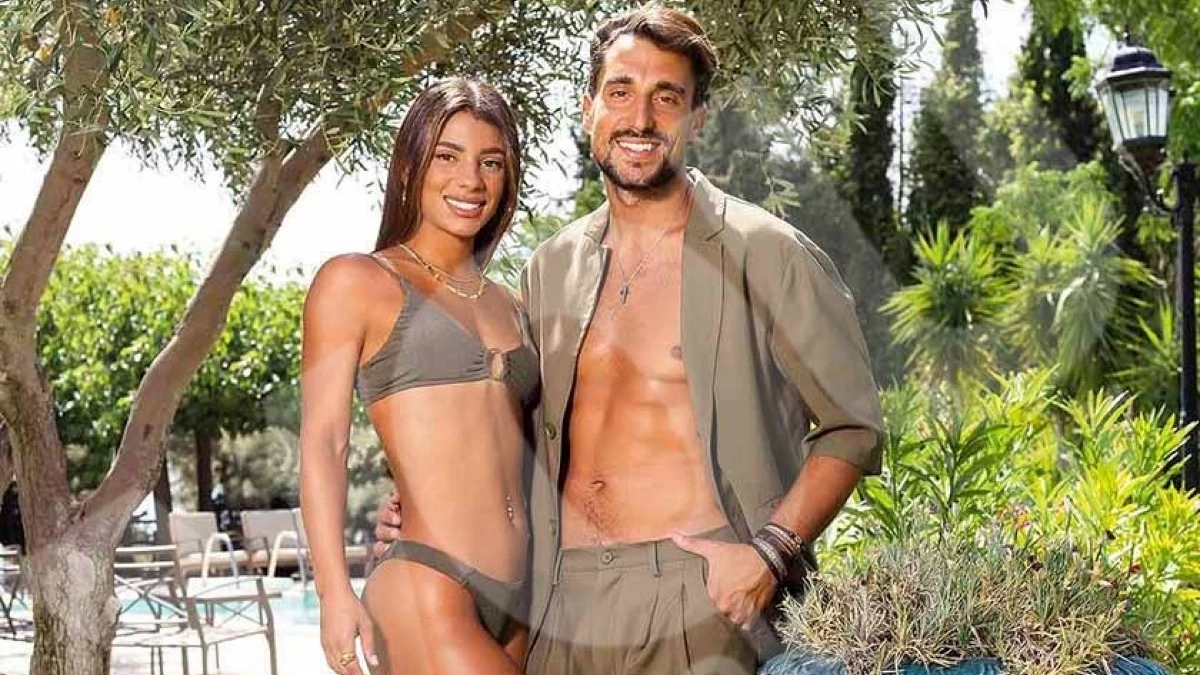 Σάκης Κατσούλης και Μαριαλένα Ρουμελιώτη: Αυτή είναι η ερωτική «σπηλιά» τους στη Μήλο με θέα το κάστρο