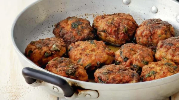 Τηγανητά κεφτεδάκια στο λεπτό - Τα 6 μυστικά tips για να μην βγουν "πέτρα"
