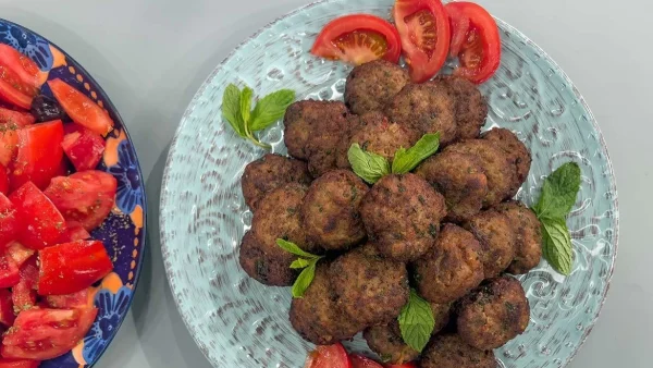 Νησιώτικα κεφτεδάκια με ούζο - Το κόλπο για να μοσχομυρίζουν για ώρες και το μυστικό για να τα πετύχεις όσο τραγανά θες