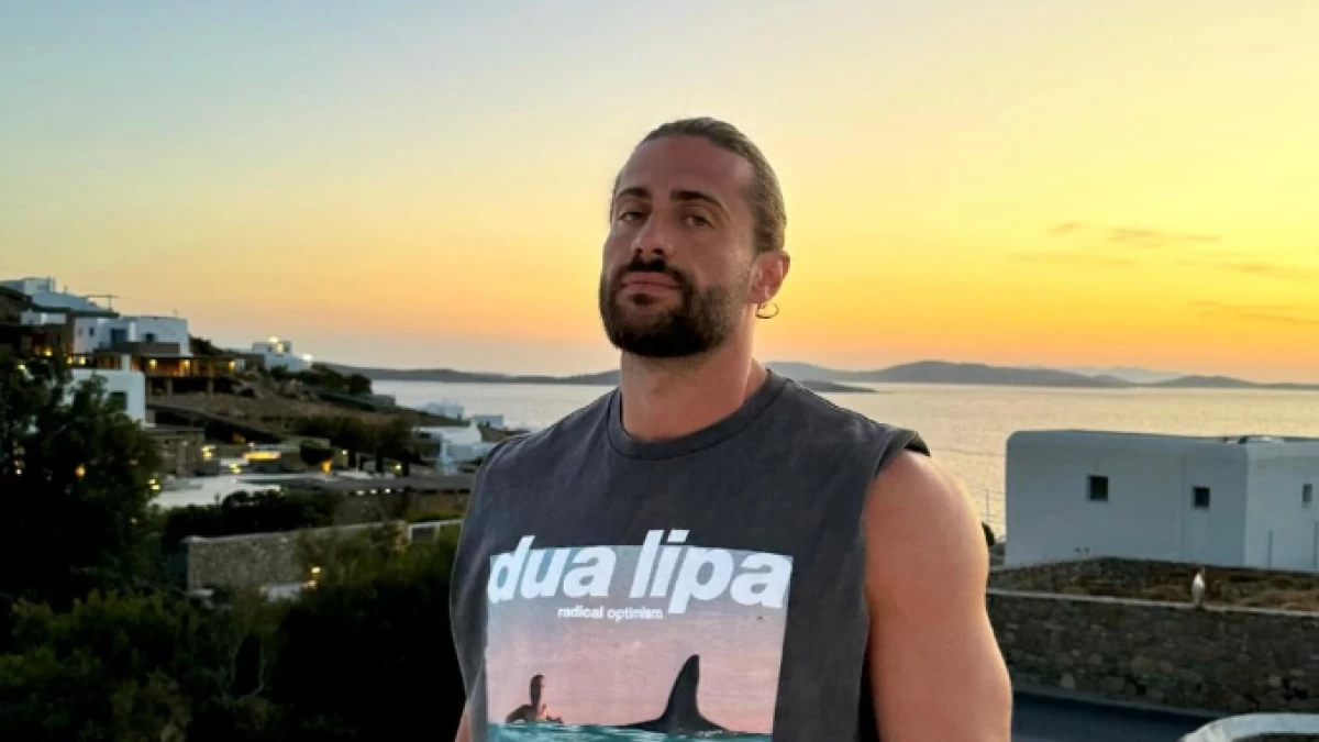 Κωνσταντίνος Βασάλος: Πήγαν μαζί άλλα έφυγαν χωριστά από την παραλία - Το βίντεο από γνωστό beach bar στη Μύκονο με την σύντροφό του