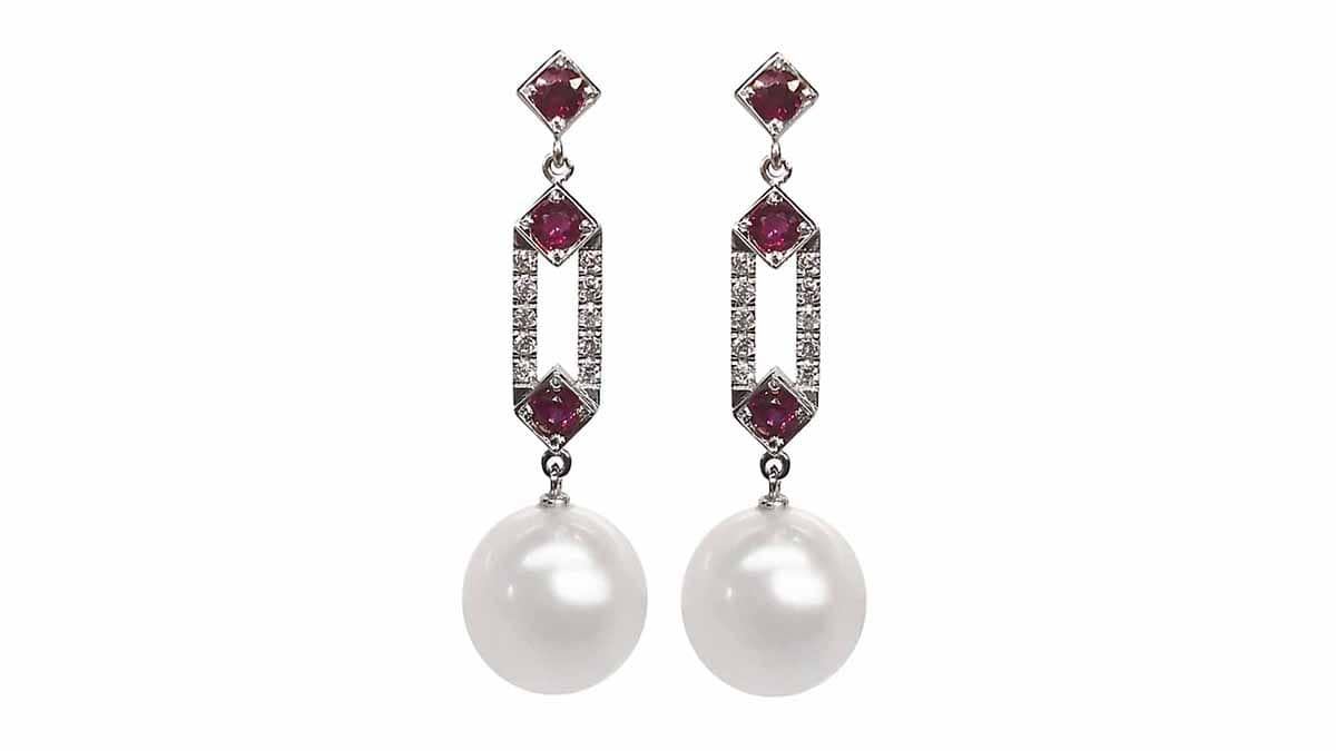 Σκουλαρίκια από λευκόχρυσο 18Κ με Ρουμπίνια, Διαμάντια σε κοπή μπριγιάν και Μαργαριτάρια Νοτίων Θαλασσών, Pearls Center - www.pearlscenter.gr