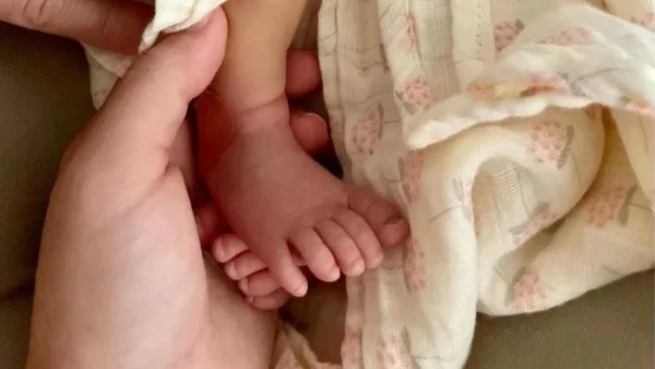 Έγινε μαμά για δεύτερη φορά και το αποκάλυψε με τη φωτογραφία του μωρού - Αγαπημένη ηθοποιός υποδέχτηκε το κοριτσάκι της