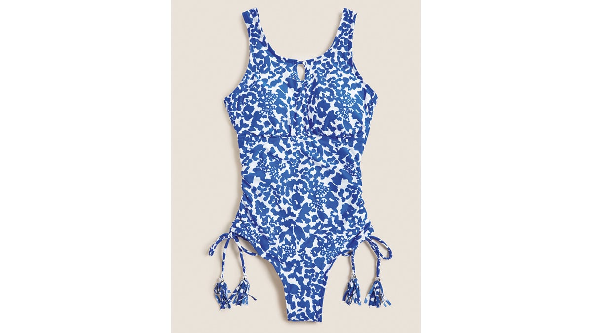 Ολόσωµο µαγιό, Marks & Spencer, €45,99, (µε έκπτωση µέχρι 60% σε επιλεγµένα προϊόντα) marksandspencer.com/gr