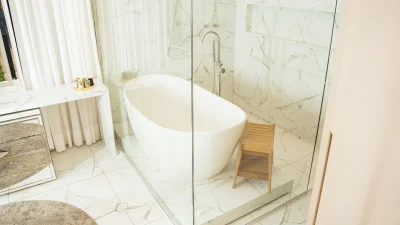 Ψεκάστε, τρίψτε, τελειώσατε: Το κόλπο με την μαγειρική σόδα για να ασπρίσει η μπανιέρα ή η ντουζιέρα σας