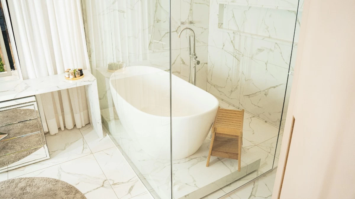 Ψεκάστε, τρίψτε, τελειώσατε: Το κόλπο με την μαγειρική σόδα για να ασπρίσει η μπανιέρα ή η ντουζιέρα σας