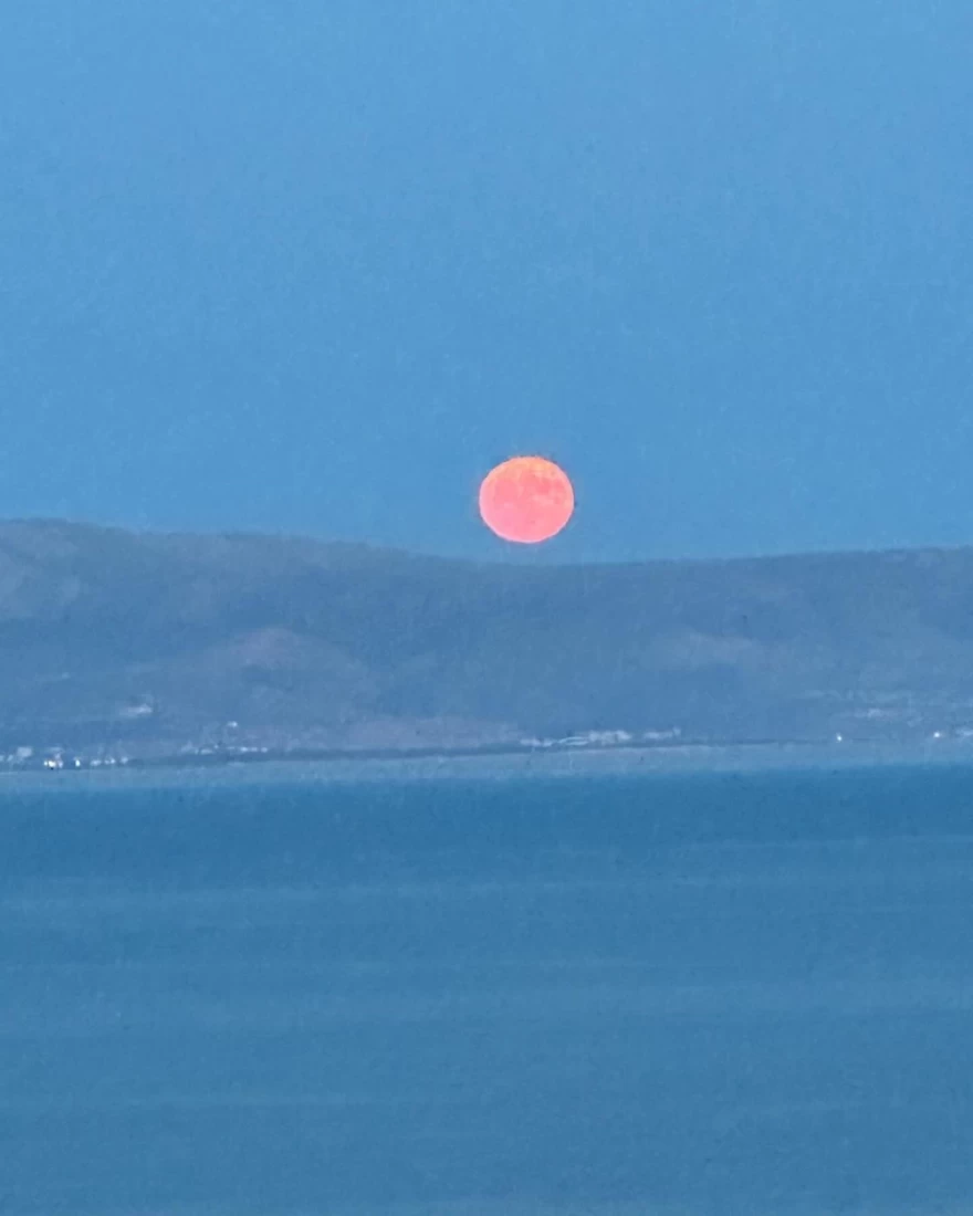 Μάρα Ζαχαρέα: Αγκαλιά με τον Θεόδωρο Ρουσόπουλο αποχαιρετούν την υπερπανσέληνο του Αυγούστου