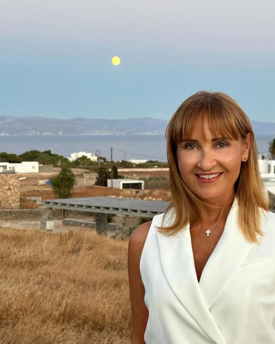 Μάρα Ζαχαρέα: Αγκαλιά με τον Θεόδωρο Ρουσόπουλο αποχαιρετούν την υπερπανσέληνο του Αυγούστου