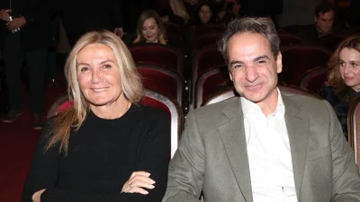 Μαρέβα Γκραμπόφσκι: Με μπικίνι, bucket hat και παντόφλες - Το πραγματικό σώμα της γυναίκας του πρωθυπουργού στα 57 της