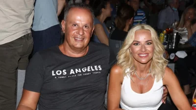 Μαρία Μπεκατώρου: Σπάνια εμφάνιση με τον σύζυγό της, Αντώνη Αλεβιζόπουλο – Στιγμές χαλάρωσης για το ζευγάρι