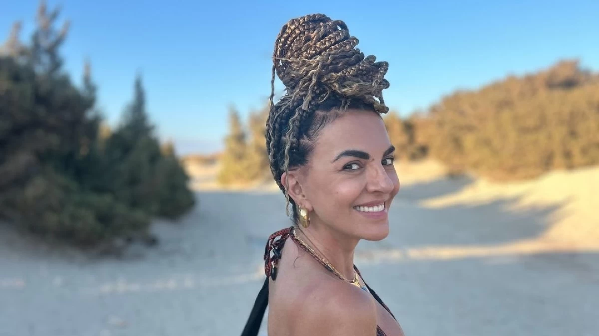 Μαρία Σολωμού: Γιορτάζει στην Ελαφόνησο με εντυπωσιακές φωτογραφίες στην παραλία