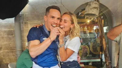 Λευτέρης Πετρούνιας: Η υποδοχή με σαμπάνιες, κόρνες και σημαίες που του ετοίμασε η Βασιλική Μιλλούση - Όλη η οικογένειά τους είχε βγει στους δρόμους και φώναζε