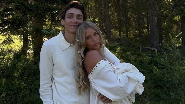 Ο Αρμάντ Ντουπλάντις απολαμβάνει ελληνικές γεύσεις και ήλιο στη Σαντορίνη μετά το χρυσό στους Ολυμπιακούς Αγώνες