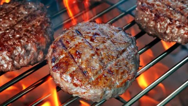 Μοιάζουν ταβέρνας αλλά είναι σπιτικά και με λίγες θερμίδες: Η απόλυτη συνταγή για να φτιάξεις μοσχαρίσια μπιφτέκια