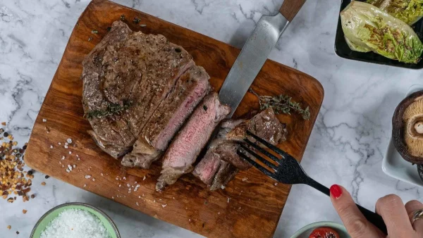 Σταβλίσιες μπριζόλες: Το μυστικό για να ψηθούν καλά αλλά να βγουν ζουμερές μέσα