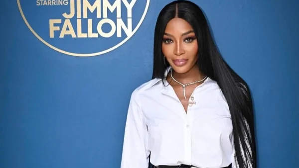 Ναόμι Κάμπελ: Η «γαζέλα της πασαρέλας» παρτάρει στη Μύκονο – Φίλησε τον DJ στο στόμα