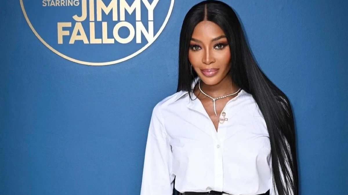 Ναόμι Κάμπελ: Η «γαζέλα της πασαρέλας» παρτάρει στη Μύκονο – Φίλησε τον DJ στο στόμα