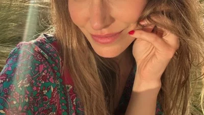 Έγκυος ηθοποιός που έπαιξε στις 8 Λέξεις και στο Έλα στη θέση μου - Οι φωτογραφίες με φουσκωμένη κοιλιά στη θάλασσα