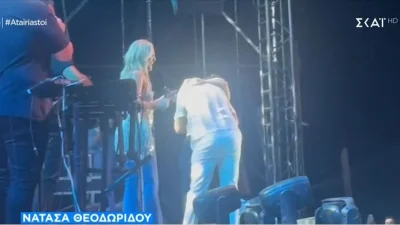 Έμειναν όλοι άφωνοι στην συναυλία της Νατάσας Θεοδωρίδου - Ανέβηκε στη σκηνή της έκανε πρόταση γάμου και είπε «ναι»