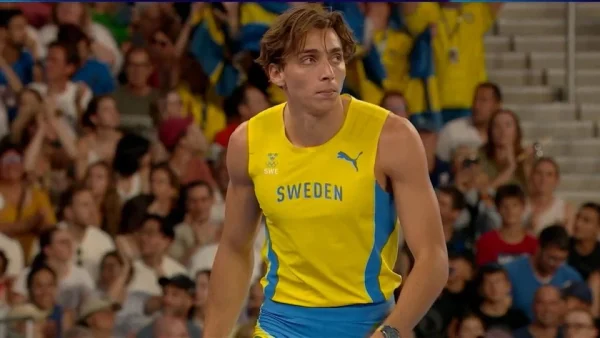 Παρίσι 2024: Ποιος είναι ο Άρμαντ Ντουπλάντις που "πέταξε" και έσπασε το παγκόσμιο ρεκόρ στο επί κοντώ - Η ξανθιά καλλονή σύντροφός του