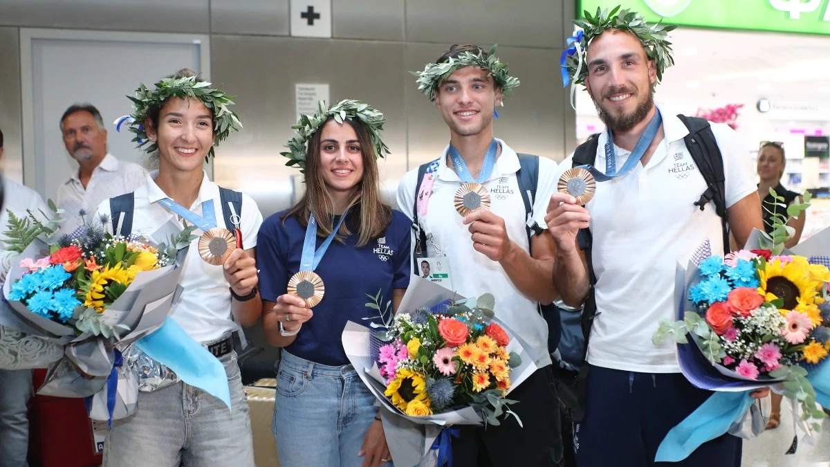 Ολυμπιακοί Αγώνες 2024: Επέστρεψαν οι Ολυμπιονίκες της κωπηλασίας – Δαφνοστεφανομένοι στο αεροδρόμιο