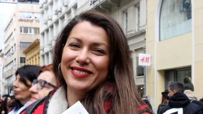 Κλέλια Ρένεση: Πόζαρε με πολύχρωμο μπικίνι στις διακοπές της - Δίπλα της η κορούλα της