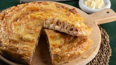 Πανεύκολη και ζουμερή στριφτή πίτα με ζαμπόν και μοτσαρέλα - Η προετοιμασία θα σου πάρει μόνο 5'