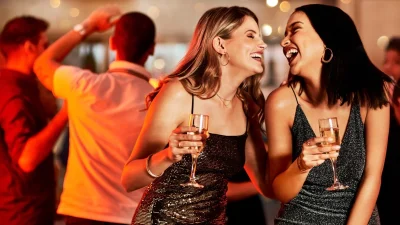 Βραδινά looks: 7 καλοκαιρινά must-have για να φοράς από τη δύση του ηλίου μέχρι το πρωί!