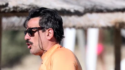 Θάνος Κιούσης: Σε παραλία της Μυκόνου με την σύζυγό του και τα παιδιά τους - Το σώμα της 27χρονης χωρίς ρετούς