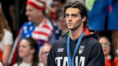 Παρίσι 2024: Σάλος στο X/Twitter με τον γοητευτικό Ολυμπιονίκη, Thomas Ceccon, που κοιμάται δίπλα σε παγκάκι στο Ολυμπιακό Χωριό