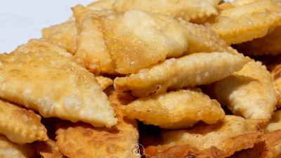 Τεμπέλικα τυροπιτάκια της Αργυρώς: Το μυστικό μετά το τηγάνισμα για να μην στάζουν και μυρίζουν λαδίλα