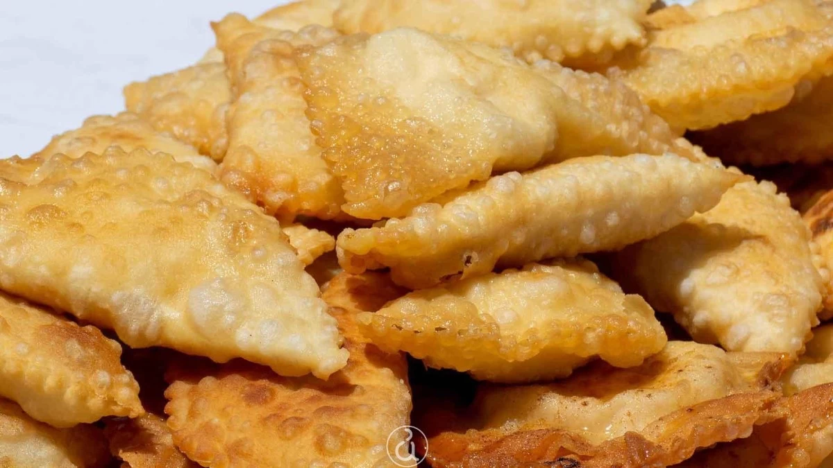 Τεμπέλικα τυροπιτάκια της Αργυρώς: Το μυστικό μετά το τηγάνισμα για να μην στάζουν και μυρίζουν λαδίλα