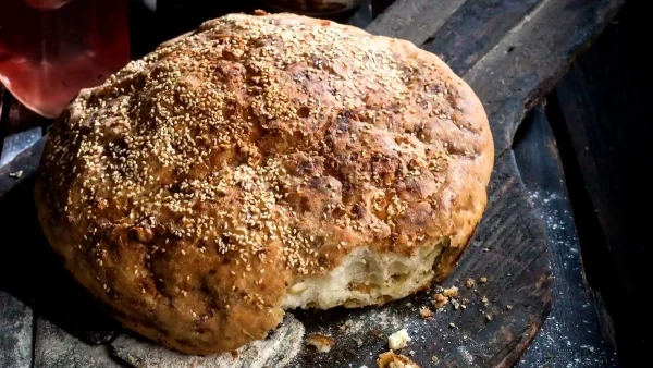 Εύκολο τυρόψωμο με φέτα από την Αργυρώ - Τραγανό έξω με πλούσια γέμιση τυριού μέσα