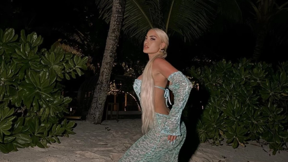 Ιωάννα Τούνη: Χρυσό με βαθύ άνοιγμα στο στήθος και όλη την πλάτη έξω - Πόσο κοστίζει το φόρεμα που θα βάλει στα γενέθλιά της