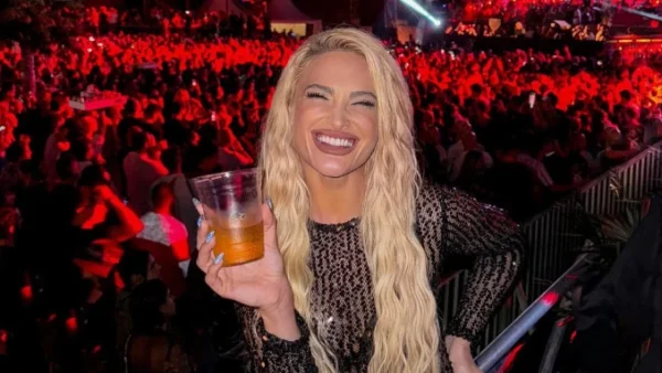 Ιωάννα Τούνη: Πήγε με σκάφος από το ξενοδοχείο σε beach bar της Μυκόνου - Η αποκαλυπτική εμφάνιση με μαντήλι στο κεφάλι