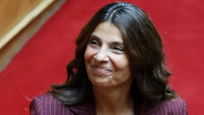 Πόπη Τσαπανίδου: Ορκίστηκε βουλευτής του ΣΥΡΙΖΑ - Το κοστούμι που φόρεσε