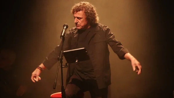 Βασίλης Παπακωνσταντίνου: «Έφαγε» τούμπα ενώ χόρευε ζεϊμπέκικο – Η απίστευτη αντίδρασή του