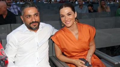 Βάσω Λασκαράκη – Λευτέρης Σουλτάτος: Αγκαλιασμένοι με φόντο τα καταγάλανα νερά των Χανίων