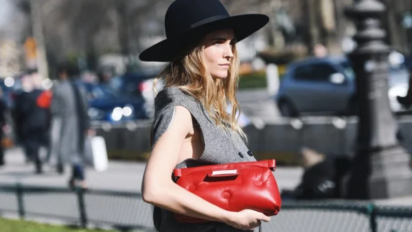 Και ξαφνικά οι Γαλλίδες "πετάνε" τις μπαλαρίνες γι' αυτό το παπούτσι