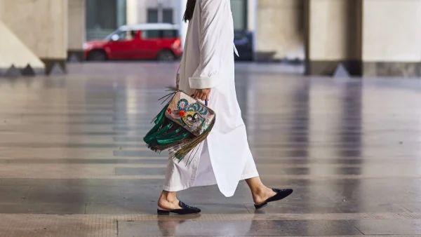 Αυτά τα 8 παπούτσια κάνουν πάντα τις μάξι φούστες να δείχνουν κομψές